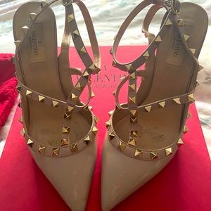 Valentino Garavani Rockstud Caged Leather Pump